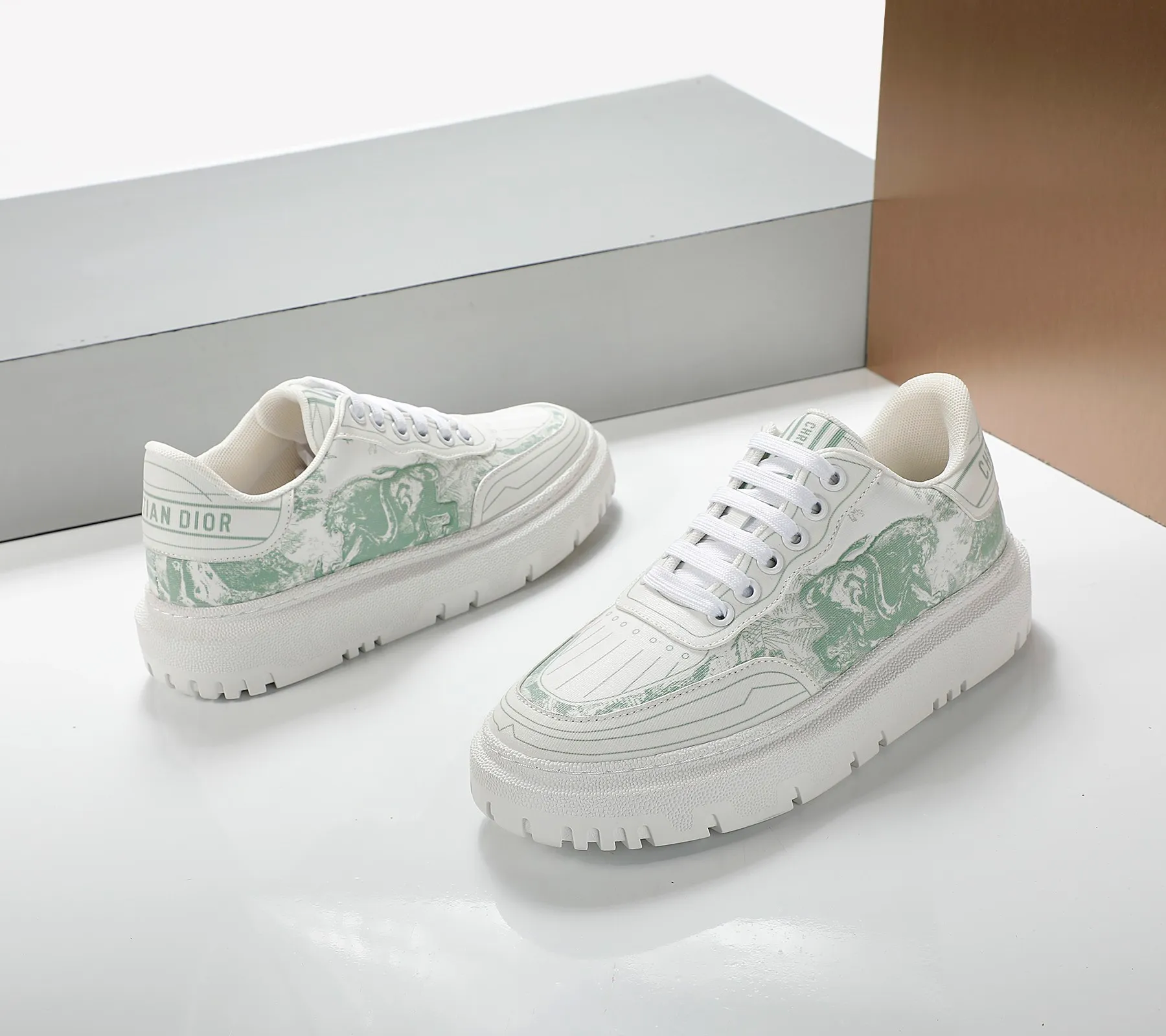 👟👟Ex-factory price 460👟👟 2021ssDior casual white shoes, the same style as the ready-to-wear series 1️⃣Original mold opening 2️⃣Original cowhide➕Breathable mesh lining 3️⃣TPU evacuation outsole 4️⃣Injected latex sheepskin feet 5️⃣Full package at the counter Code number 35-40 (41 can be customized)
